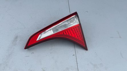 Right Inner Tail Light OEM 81580-02B50 Toyota Corolla 2014-2016 RH Cracked