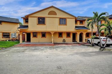 Townhouse 2/2 5 $2500