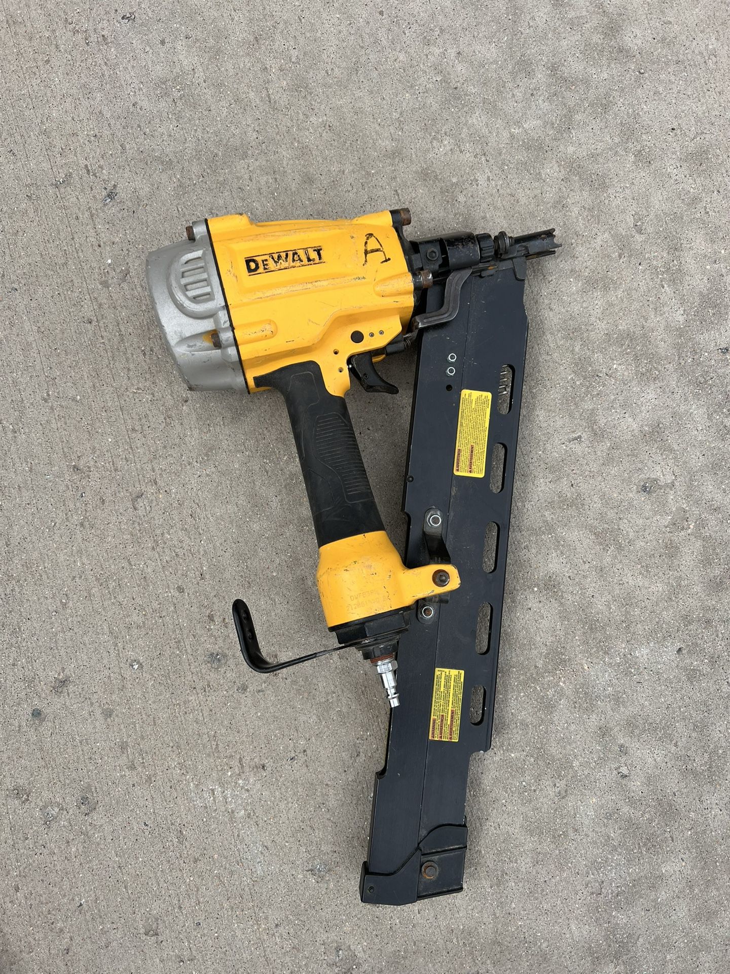DEWALT Pneumatic 21-Degree Collated Corded Framing Nailer