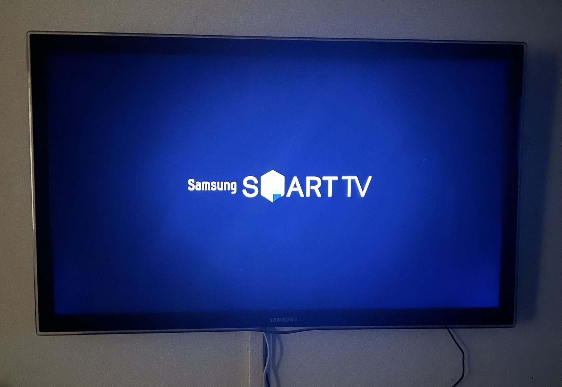 44” Samsung Smart TV With FREE  Firestick and Flat Mount Bracket 