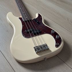 2023 Fender Vintera II 60’s Precision Bass White.