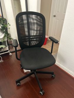 Black desk chair