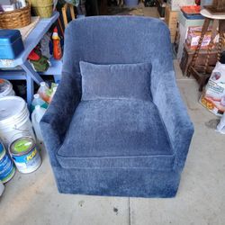  ACCENT CHAIR w/RIVETS