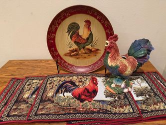 Rooster Decor Lot includes 7 placements, 16” Ceramic Plate w Stand and 12” ceramic rooster.   Excellent Preowned Condition.   Damage Free.