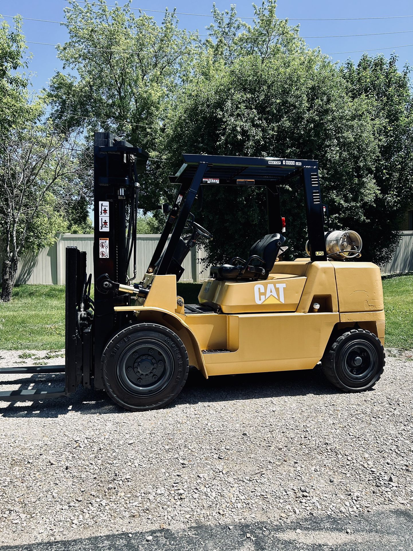 2016 CAT FORKLIFT CAPACITY 10000 Lb. 4 Hydraulic Lines In Active! Side Shift. Forks Adjust Automatically. Triple Mast. ONLY 6800 Hours. Propane. Ready