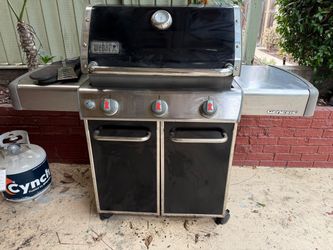 BARGAIN - MOVING ! 100 dollars worth of propane tanks and Weber Genesis grill plus full tanks and smoker