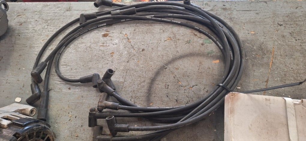 Like New AC Delco  Brand HEI Style Plug Wires Chevrolet Sbc. 2 Straight Boot  6 Angle Off 1985 Pickup.  Stock Manifolds Apache Junction Arizona  Or Me