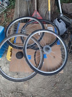 Four 700c aluminum rims and tires