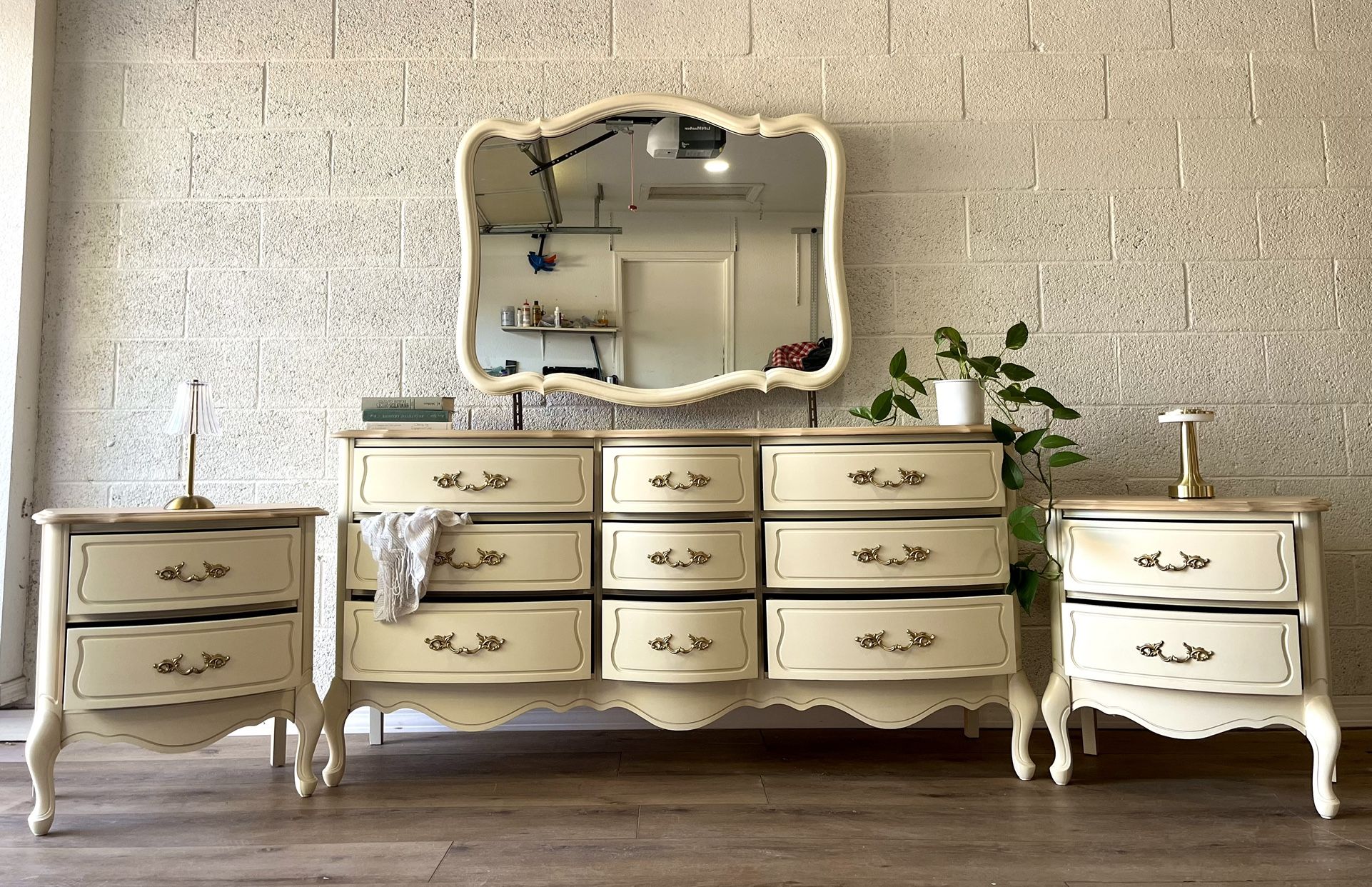 Stunning French Provincial Large 3 Piece Bedroom Set, Matching Dresser, 2 Nightstands & Mirror✨