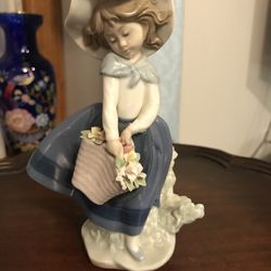 Lladro Pretty Pickings Porcelain Girl Figurine