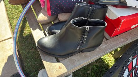 Size 6 Arizona memory foam boots