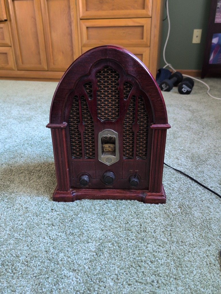 Old  Fashioned  looking Am, FM Radio 