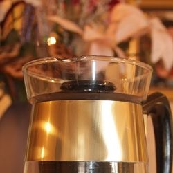 A lovely vintage mcm Corning 6-cups heat proof glass coffee pot (about 1420 ml) with its original plastic percolator