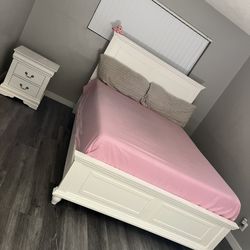 White Bed Frame (Queen) 