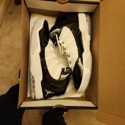 New Jordan MAX aura Black And WHITE Sz 10.5