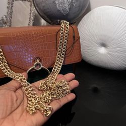 Brand New Purse. Never Used. Excellent Condition.