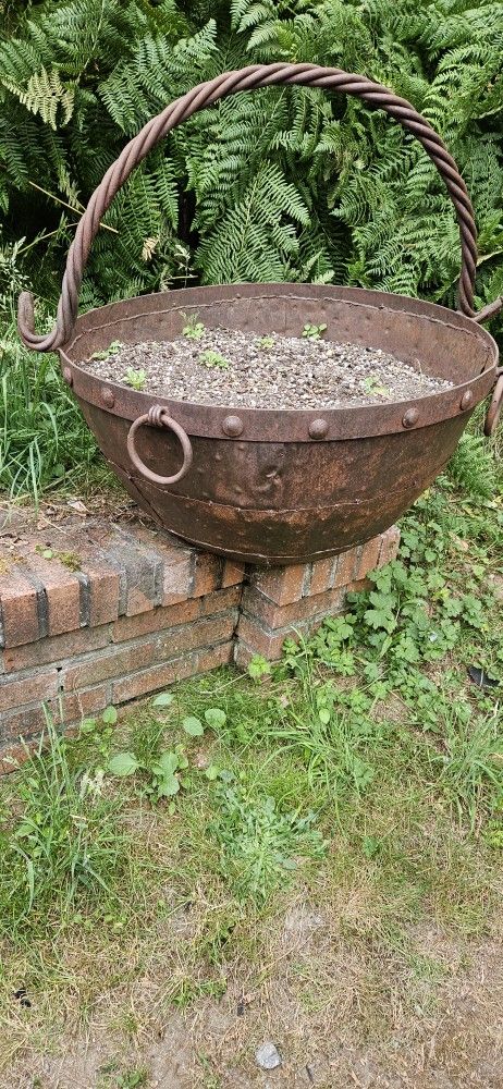 ANTIQUE CAST IRON CAULDRON/POT