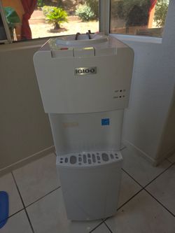 Hot cold water dispenser
