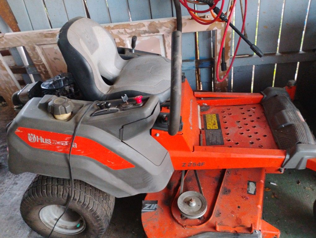 Husqvarna Z254 zero-turn riding lawn mower