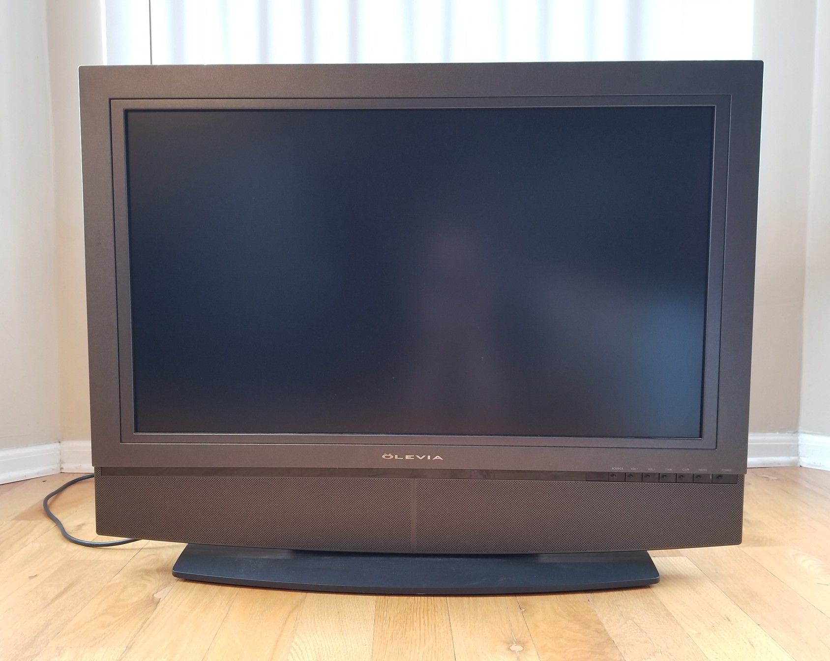 Olevia 31" Flatscreen TV w/remote