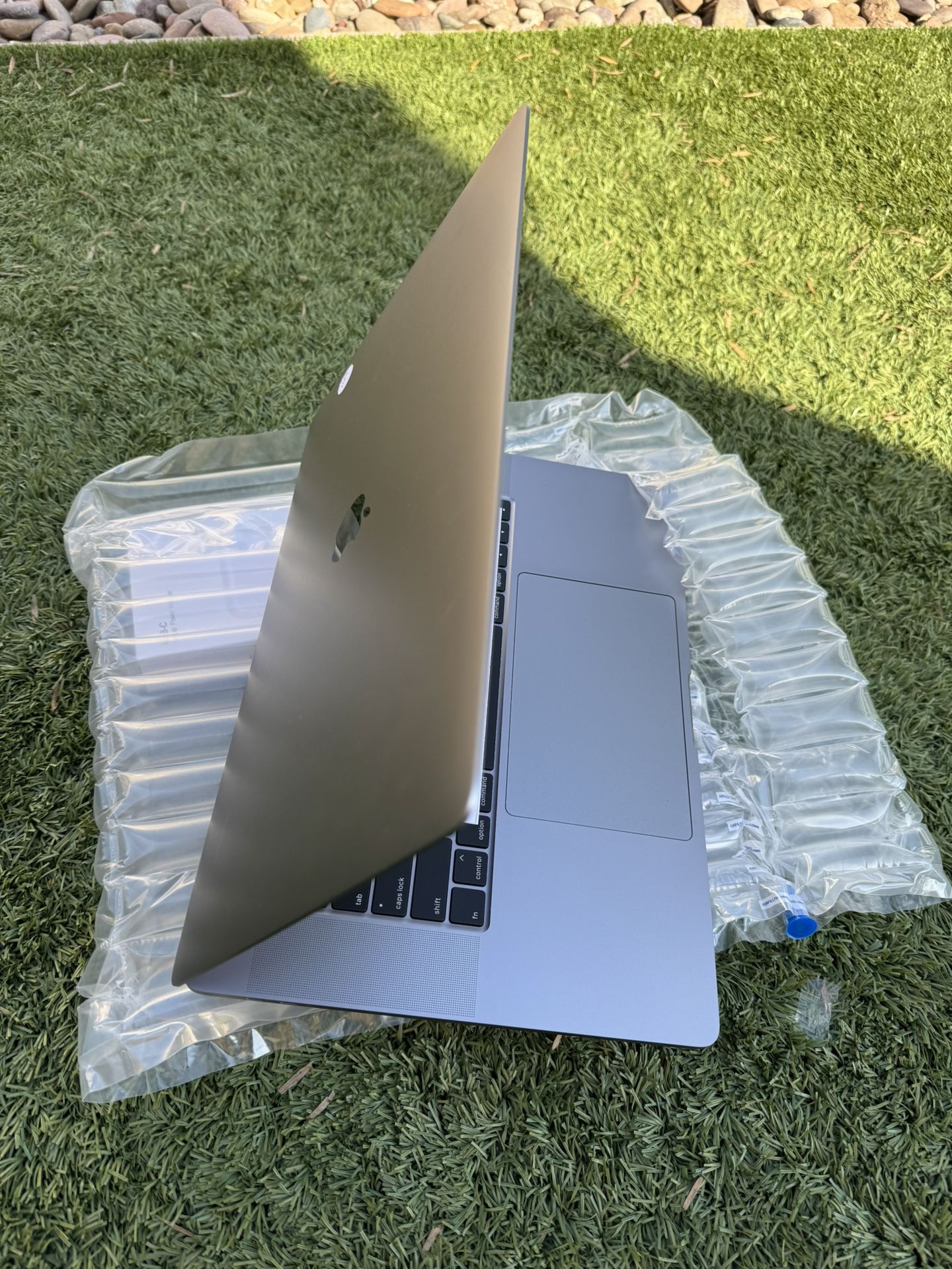 2019-Apple Macbook Pro 16" Intel i-9980HK 16GB RAM 1TB SSD S Gray