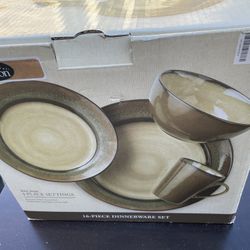 16 Piece Dinnerware NEW IN BOX