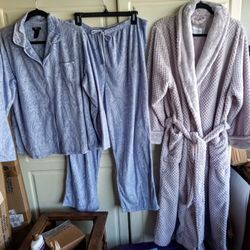 WOMEN'S SIZE XL PLUSH ROBE, PAJAMAS AND ISOTONER SLIPPERS 