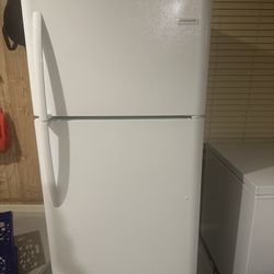 Frigidaire Top Freezer Fridge 20.4 Cu