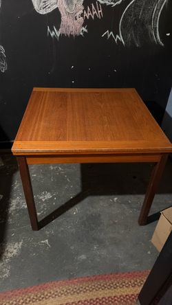 Expanding dining table