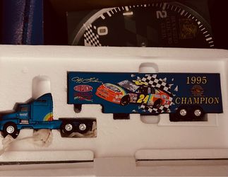 Jeff Gordon #24 DuPont 1995 NASCAR Champion Hauler Die-Cast