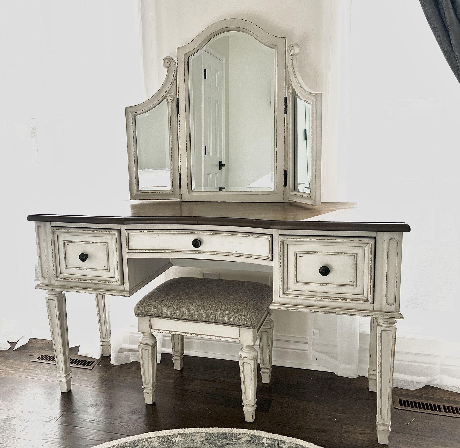 Beautiful Ashley Realyn Traditional Cottage 3 Drawer Vanity Set with Dovetail Construction, Mirror & Stool Included, Chipped White, Distress