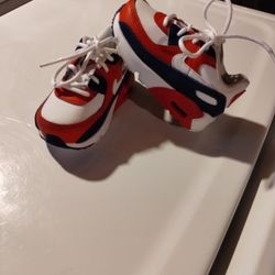 Nike Size 5c Para Niño De Un Año Oh 2 Años Tengo Variedad De Calzado De Niña Niño De Onbres Y Mujeres Y Ropa De Niña Recién Nacida En Exelentes Condic