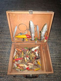 OLD VINTAGE Fishing LURE COLLECTION WITH WOOD  BOX