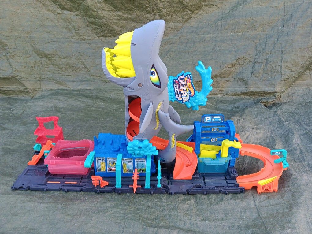 Hot Wheels City Ultra Shark Car Wash