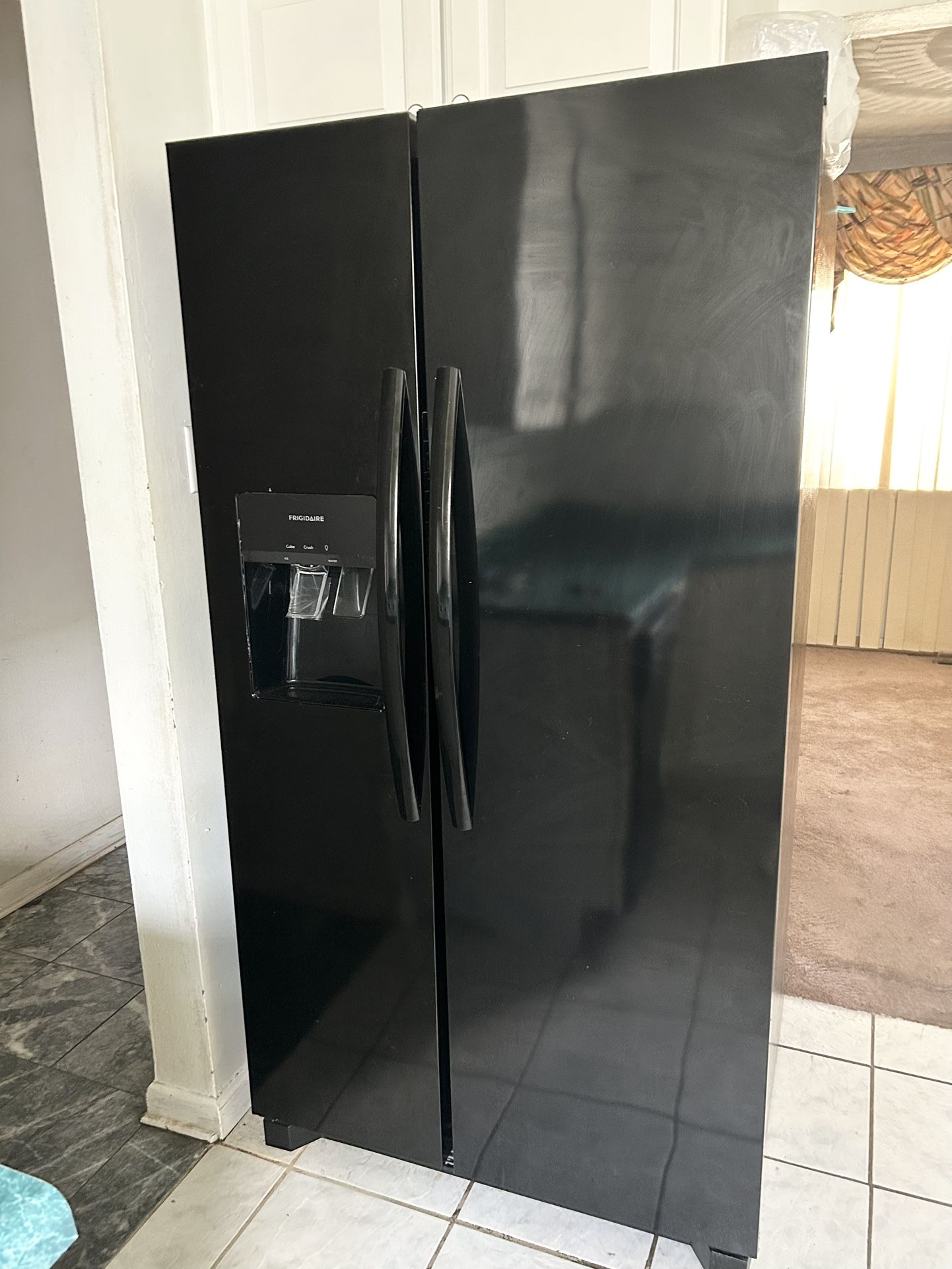 Frigidaire 25.6 cu Side By side Refrigerator 