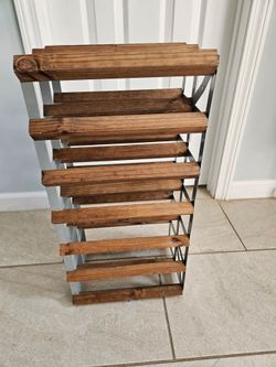 WINE SHELF.  GABINETE DE VINO