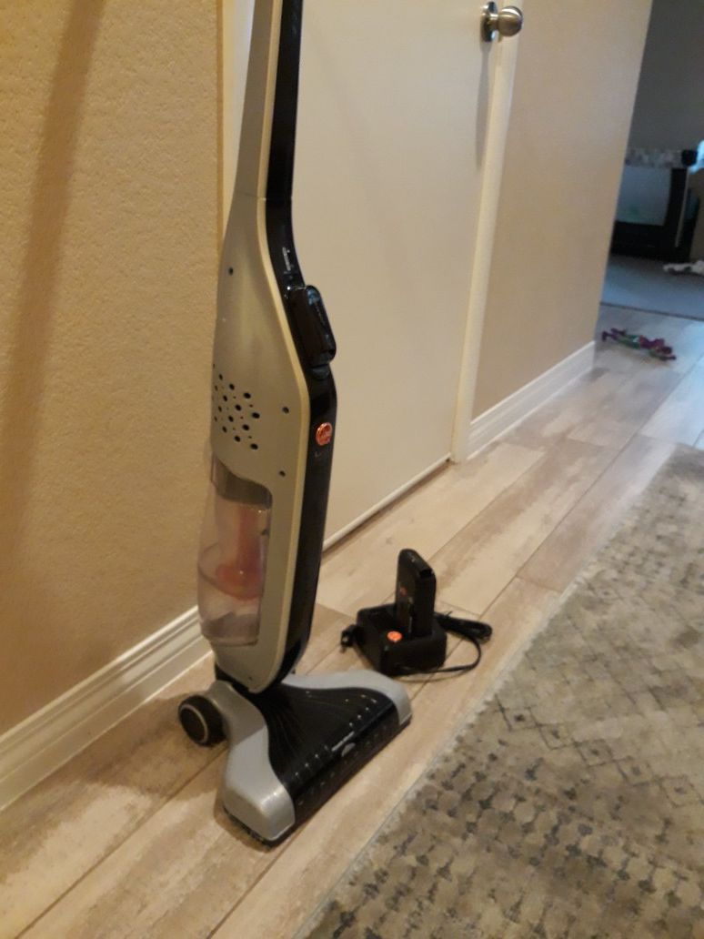 Hoover Linx cordless vacuum with extra battery and charger