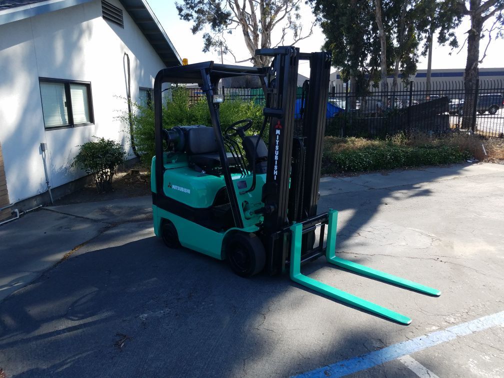 2004 Mitsubishi Forklift 4000 lb capacity 3 stage side shift runs good no mechanical Problems This forklift has been well maintained