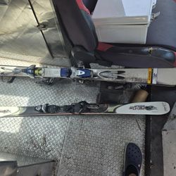2 Set Skis 