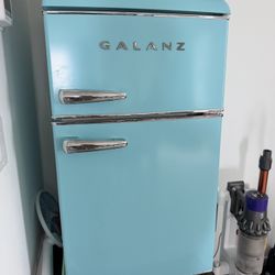Galanz GLR31TWEER Retro Compact Refrigerator, Mini Fridge with Dual Doors, Adjustable Mechanical Thermostat with Freezer, White, 3.1 Cu FT