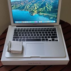 Macbook Air 2017 (13-inch, with Microsoft Office And Final Cut Pro)