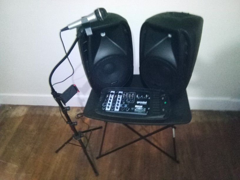 Sale A Gemini Portable Pa System With 🎤 And Stand 