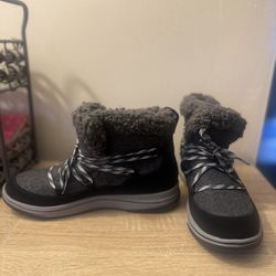 New—-Clark Boots Size 7 1/2 Regular NOT Wide