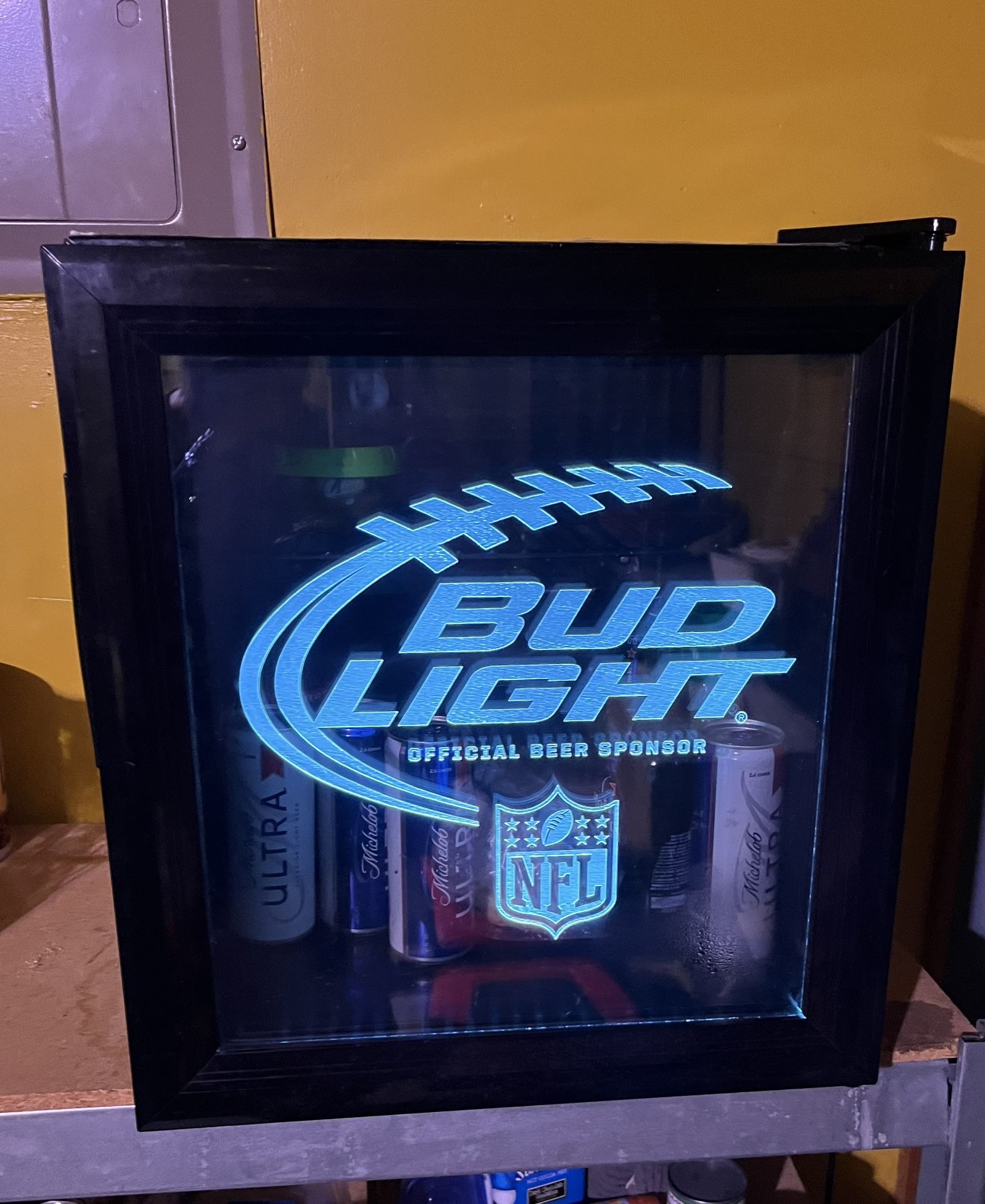 Bud light Fridge Gets And Keeps Them Cold ! 