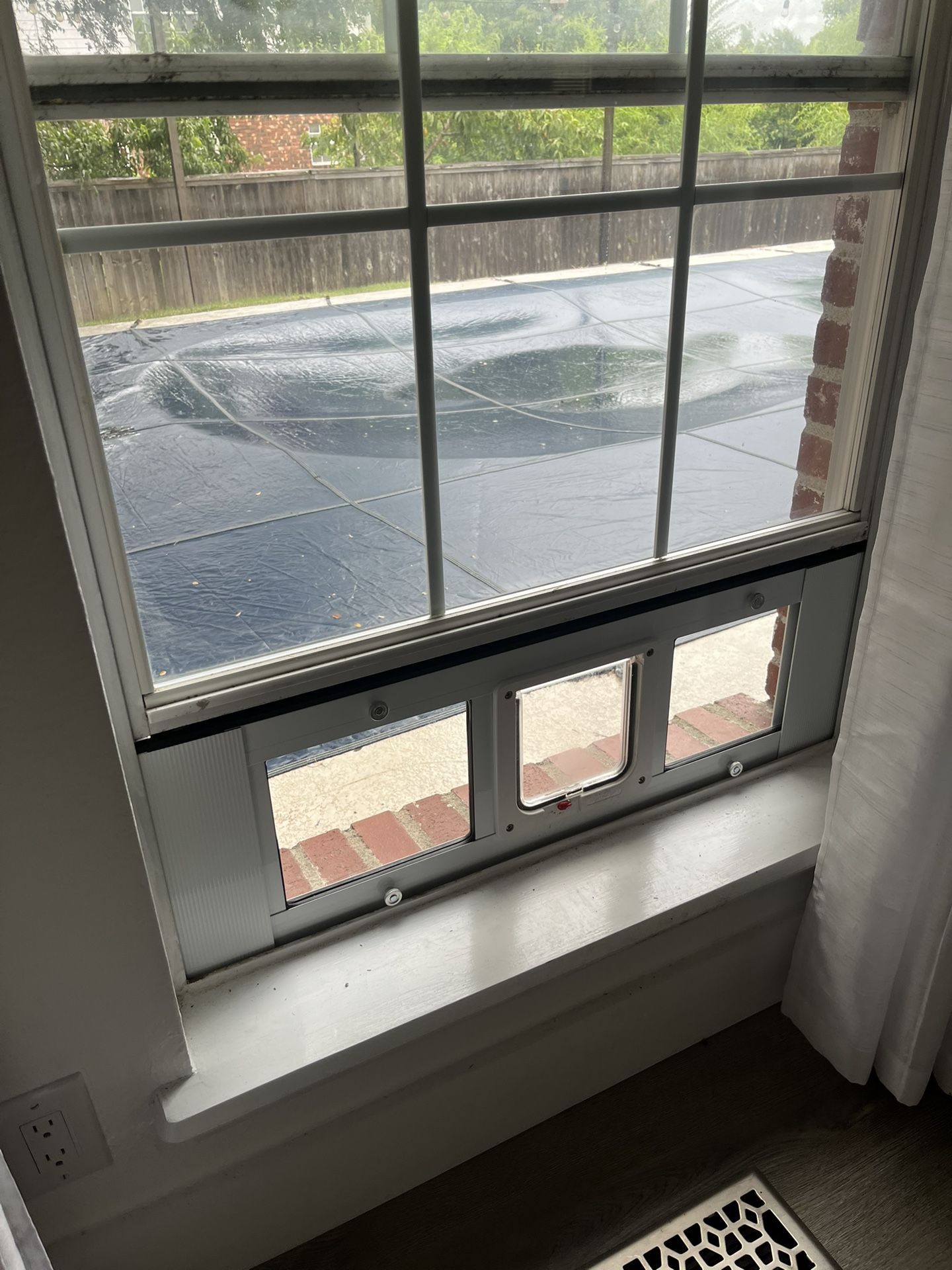 Adjustable Cat/Small Dog Window