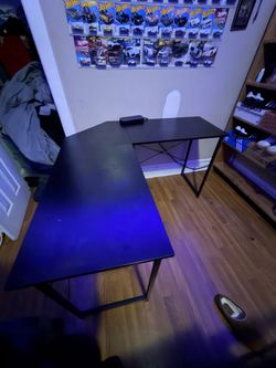 Corner desk for sale (had for 3 months basically new)