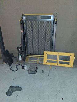 Wheele chair lift for bus