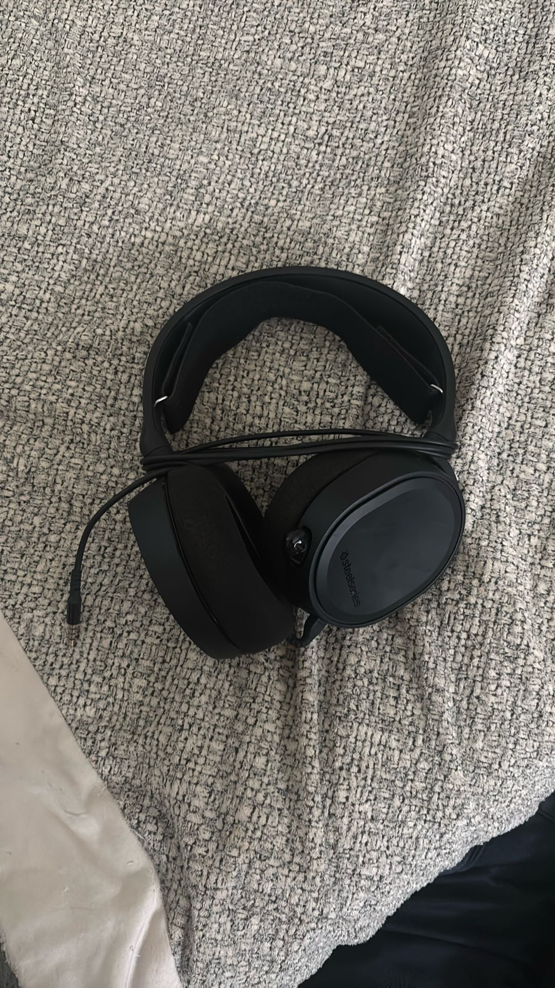 Steelseries wired headphones
