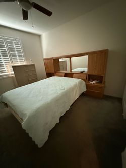 🆓🛏️ FREE Queen Bed, Headboard Storage Unit & Mattress – MUST PICK UP BY JULY 17, 2026! 🚚📦🏠