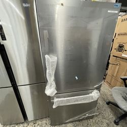 Hisense Bottom Freezer In Stainless Steel New Open Box Coubter Depth 